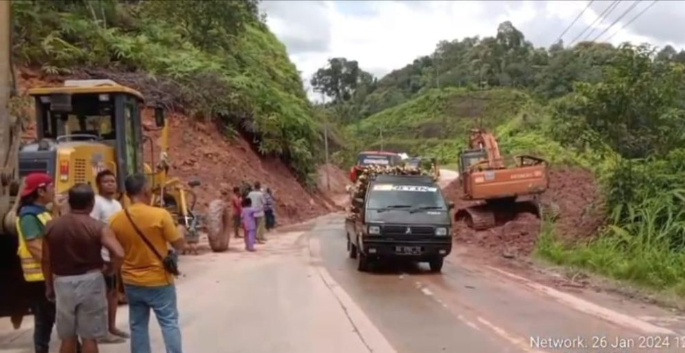 Bersih dari Longsor, Jalan Lintas Riau-Sumbar Sudah Kembali Bisa Dilalui
