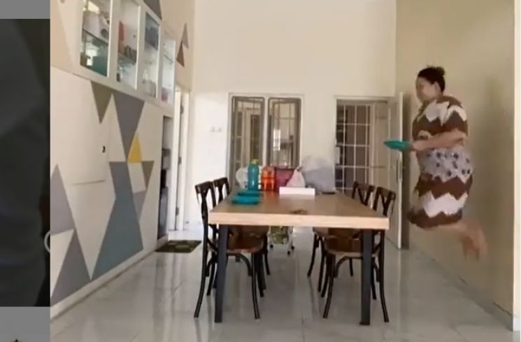 TikTok Emak Ini Viral, Challenge Lompat Terbang