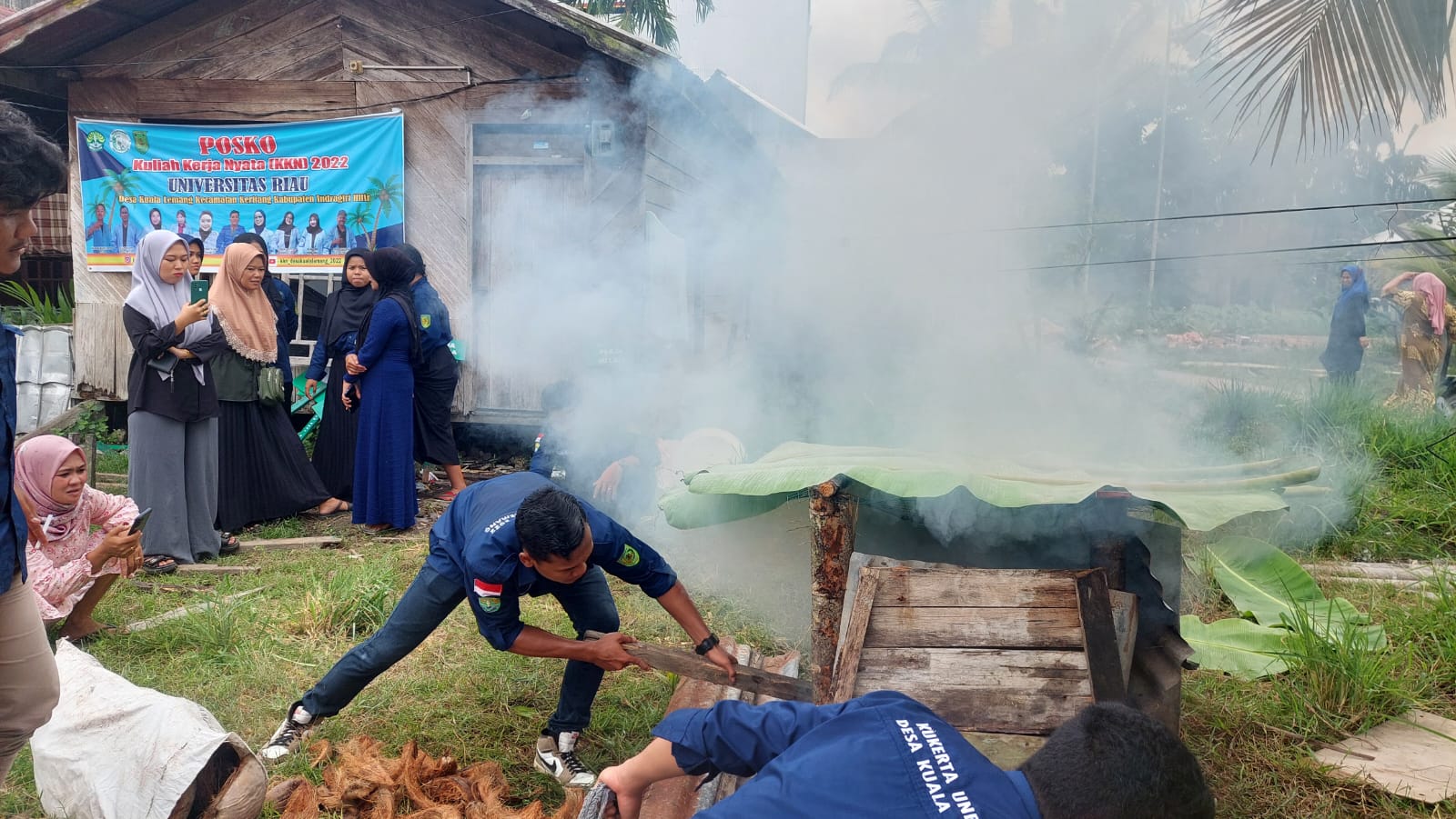 Mahasiswa Kukerta Unri Praktekkan Pembuatan Ikan Salai kepada Masyarakat Desa Kuala Lemang