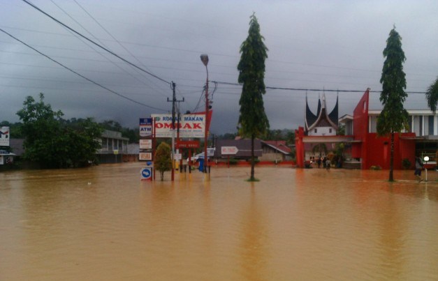 Hujan Terus Menerus, Jalur Sumbar-Riau Putus