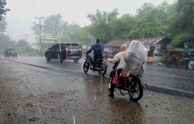 Cek Prakiraan Cuaca, Hari Ini Hujan Berpotensi di Sebagian Wilayah Riau