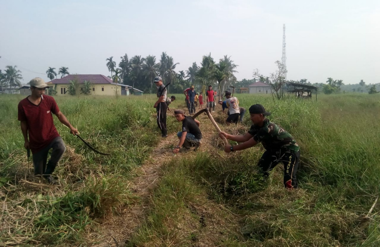 Satgas TMMD dan Masyarakat Goro Bersihkan TPU di Desa Sanglar