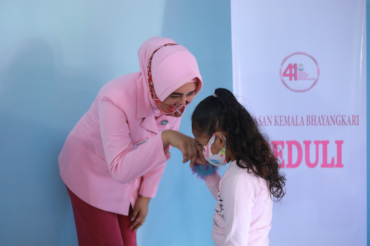 HUT ke 41 Tahun 2021, YKB Inhil Berikan Tali Asih  kepada Anak Yatim Polri
