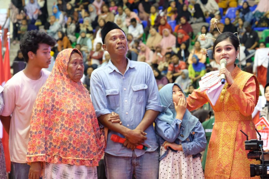 Rumah Dibedah, Warga Pekanbaru Menangis Haru di Depan Wakapolri
