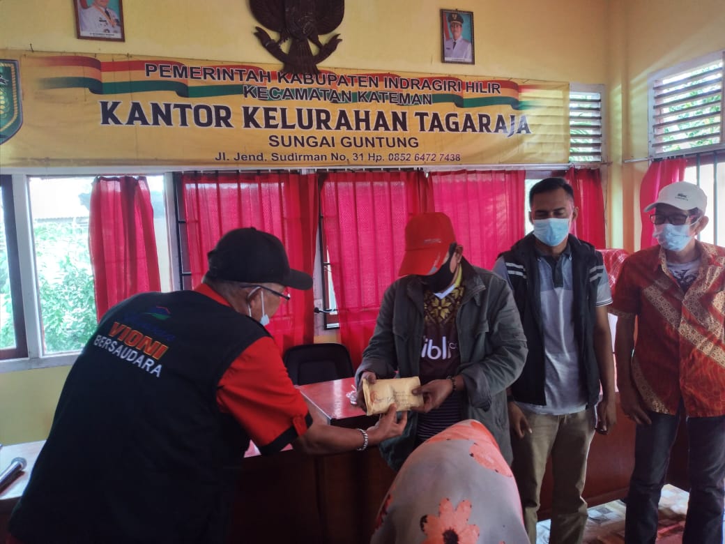 Sambangi Korban Kebakaran di Kateman, Marlis Sarif Salurkan Bantuan