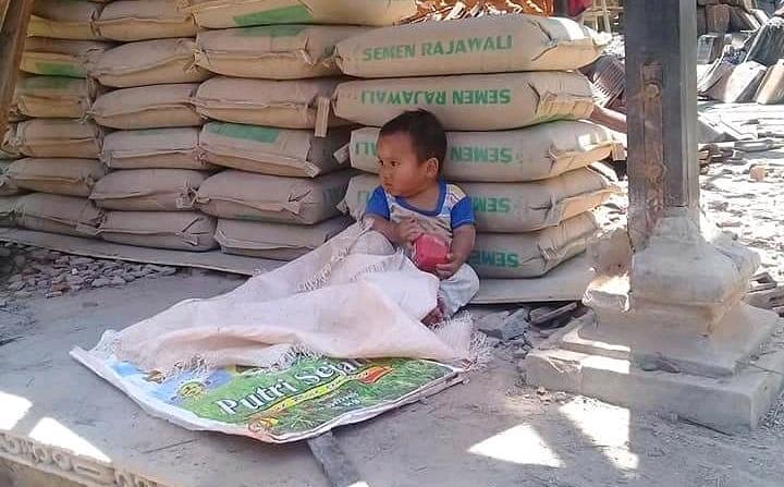 MEMILUKAN... Ini Kisah di Balik Foto Bocah Bermain di Tumpukan Karung Semen