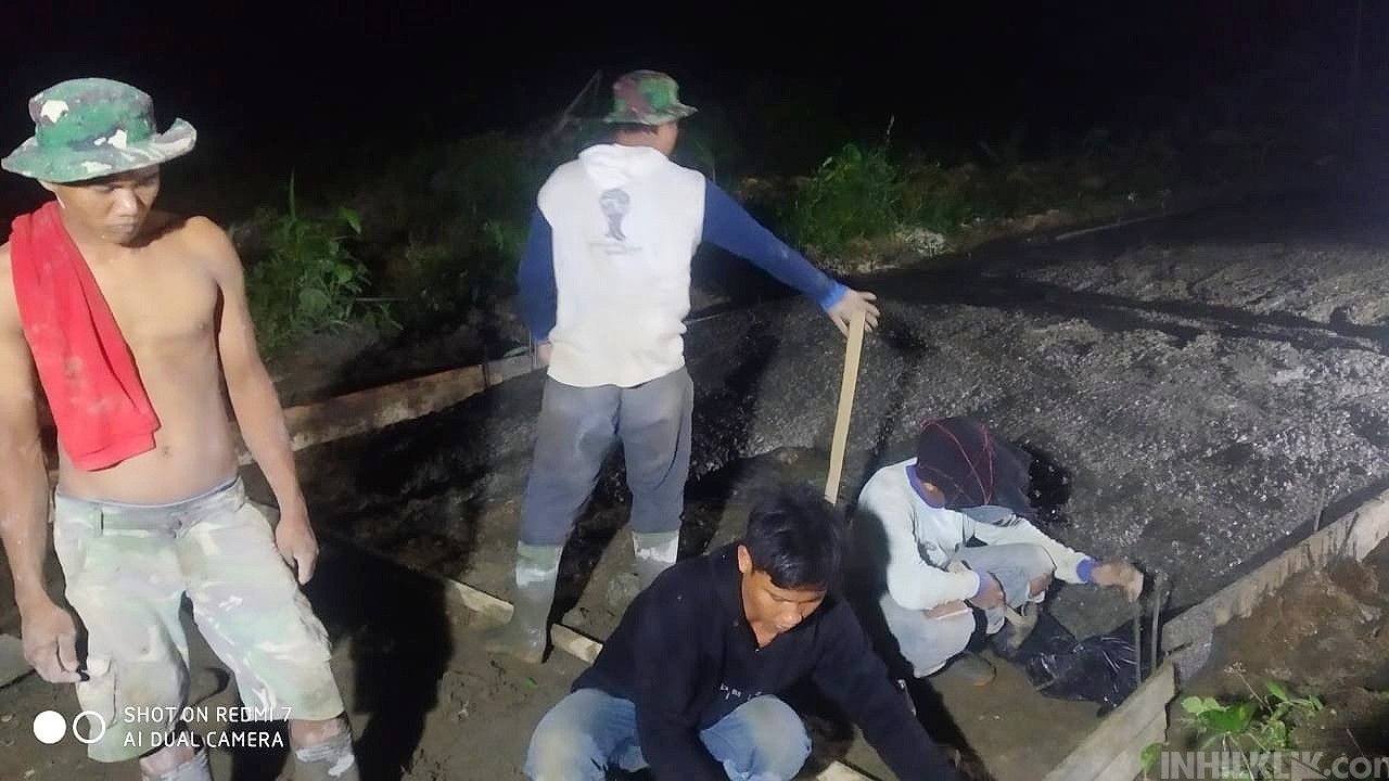 Kejar Tayang Jalan Cor Beton,  Satgas TMMD Kodim 0204/DS Abaikan Dinginnya Malam