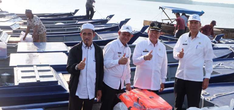 Belasan Kelompok Nelayan Inhil Terima Bantuan Kapal Pompong