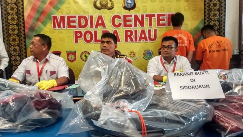 SUPER BIADAB... Setelah Bunuh dan Bakar Jasad Rizki, Merki Jual HP Korban