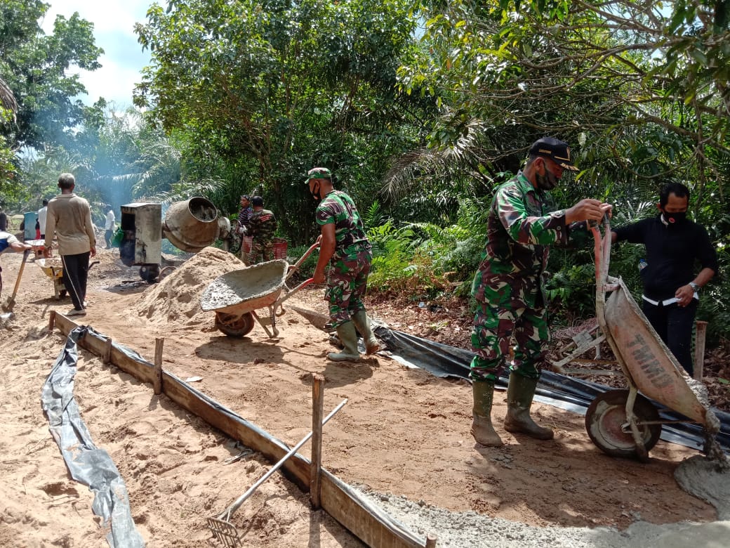Danramil 03/Tempuling Terjun Langsung Dalam Kegiatan Pengecoran Jalan