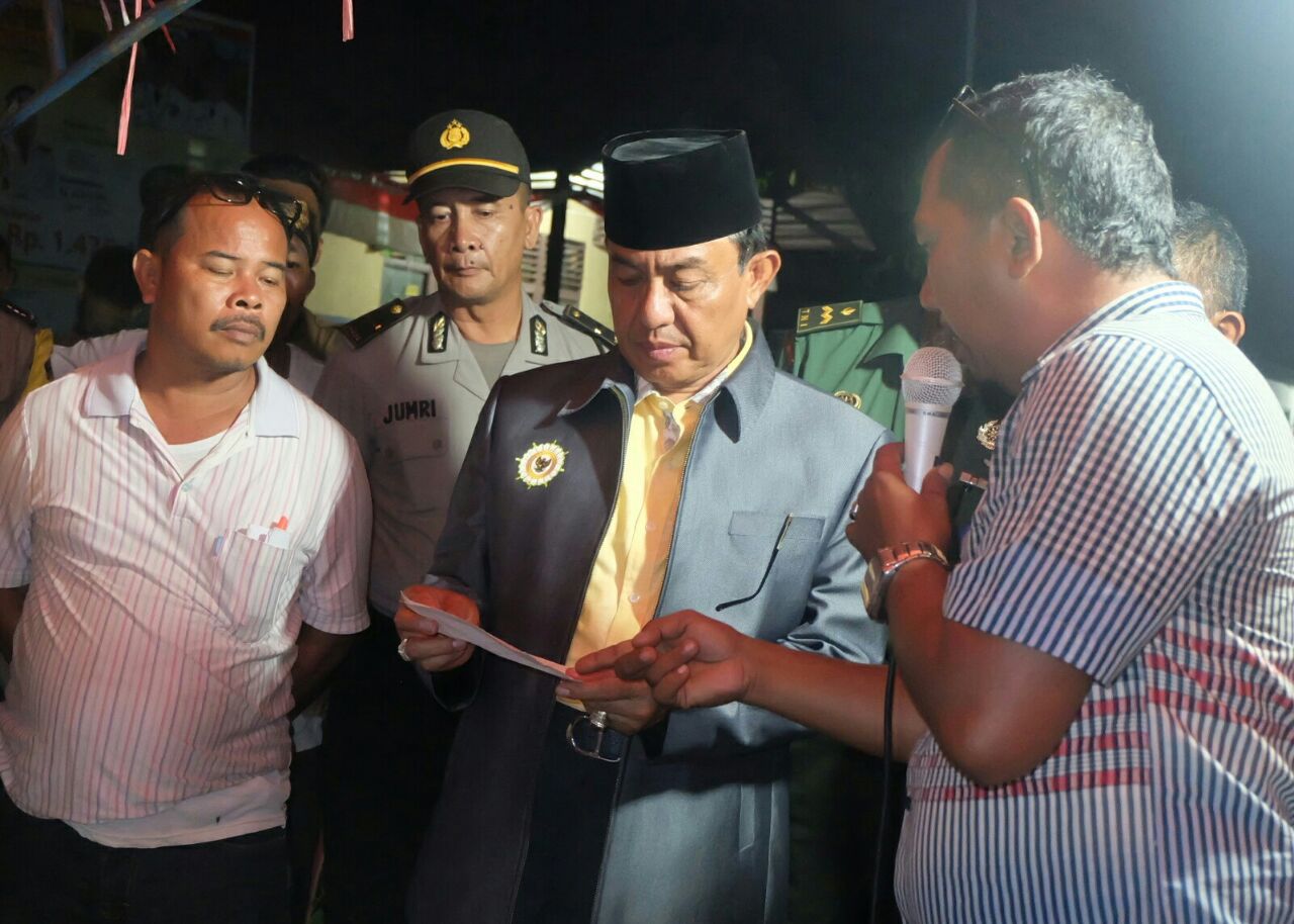 Malam-malam, Bupati HM Wardan Kunjungi Korban Banjir