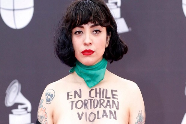 Penyanyi Chile Umbar Payudara di Grammy Latin