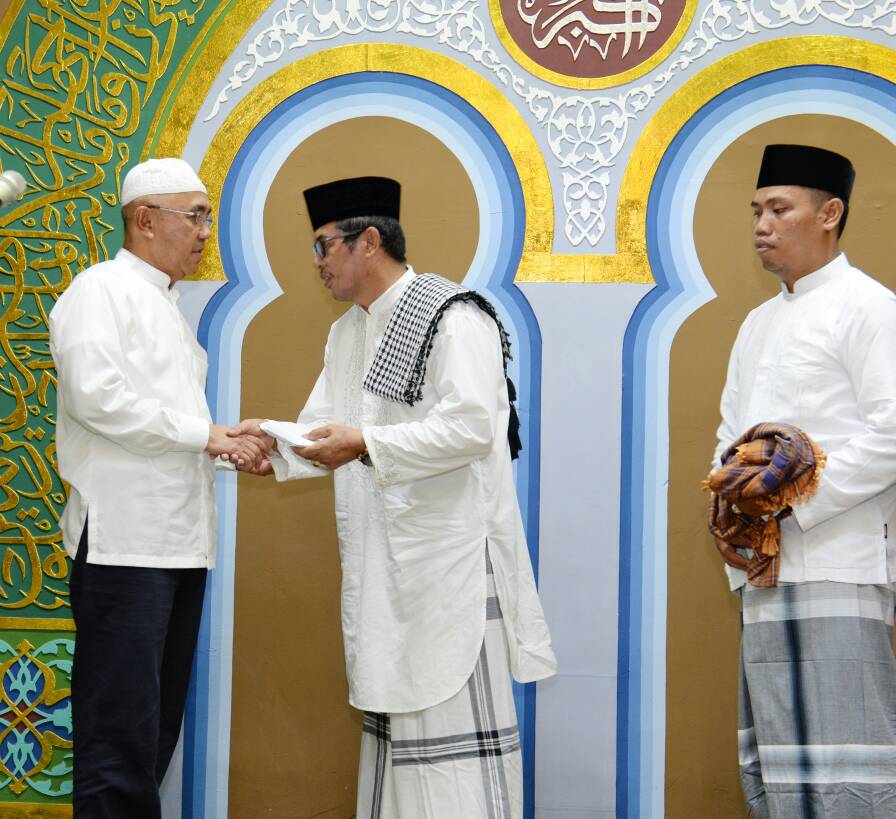Bersama Gubri, Bupati Inhil Laksanakan Shalat Tarawih Berjama'ah Di Mesjid YAMP Tembilahan