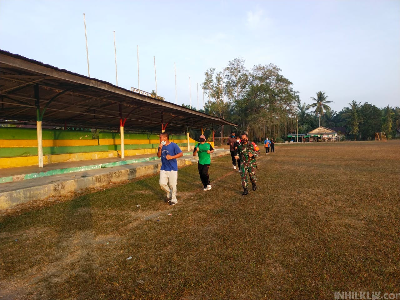 Babinsa Koramil 10/SR bersama Karyawan Staf PT Lonsum Giat Olahraga Lari Joging