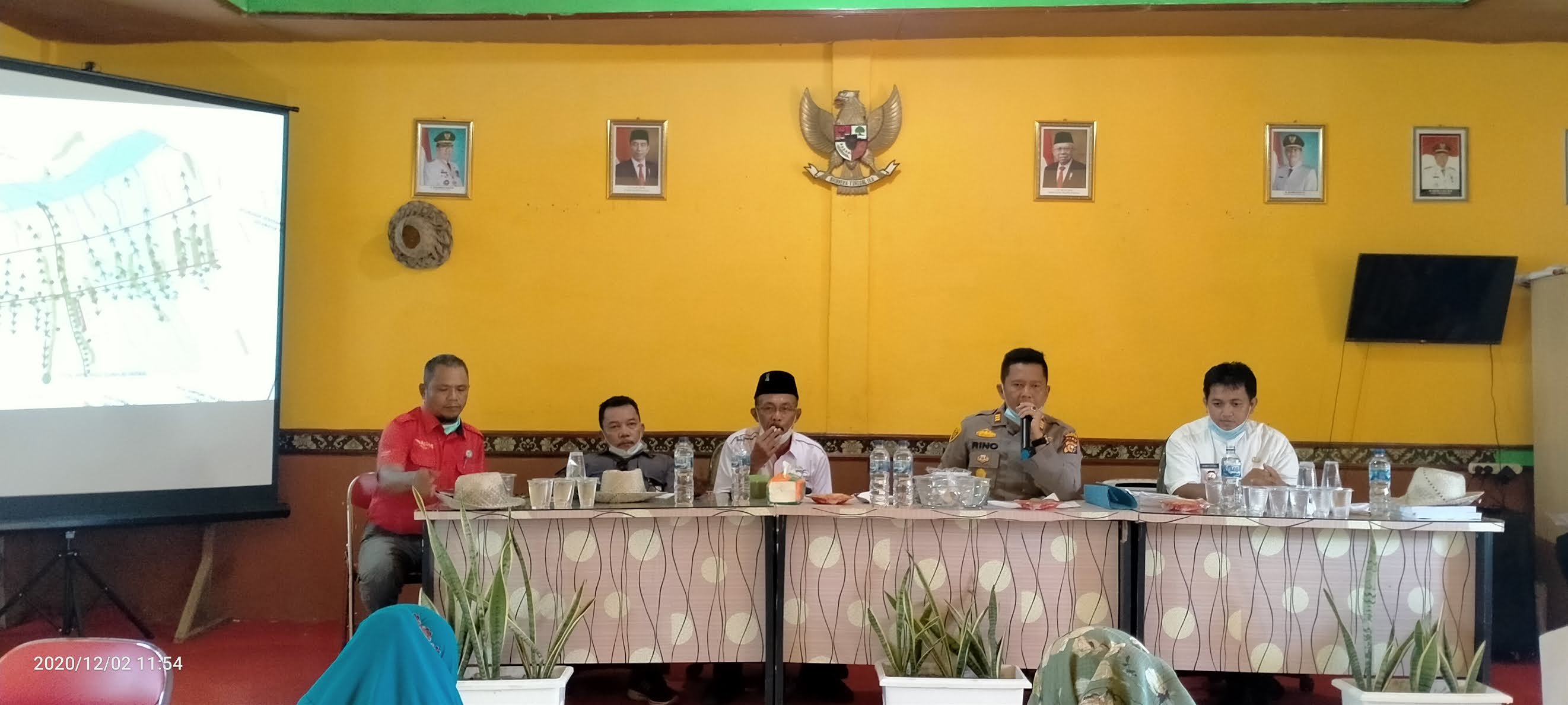 Kapolsek Tembilahan Hulu, YVB, Kadin dan Kepala PLN Sambangi Desa Sungai Intan