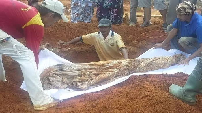 Mayat Wanita Cantik Ini Tidak Bisa Dimakamkan, Liang Kubur Diperlebar Tetap Tidak Cukup