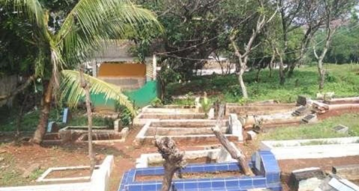 Diduga Terkait Santet, Warga Temukan Foto-foto Wanita di Kuburan