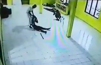 Parah... Guru Hajar 2 Anak Yatim Piatu Hingga Terkapar di Lantai. Lihat Videonya