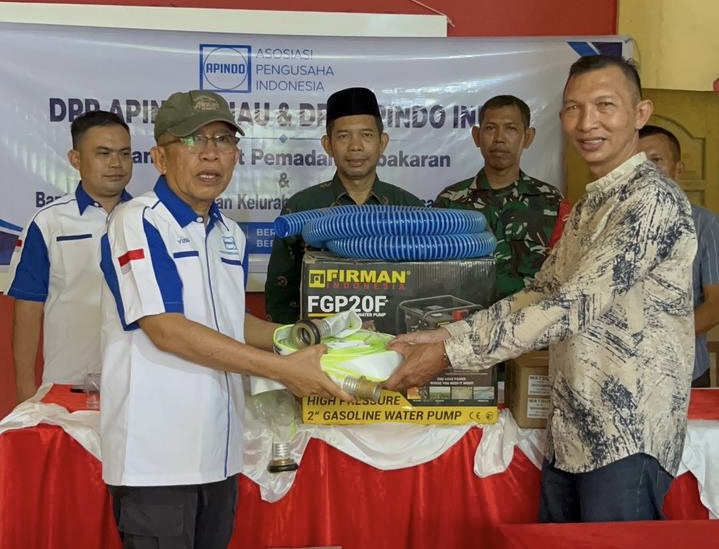 APINDO Serahkan Bantuan Alat Damkar dan Sembako di Pulau Kijang