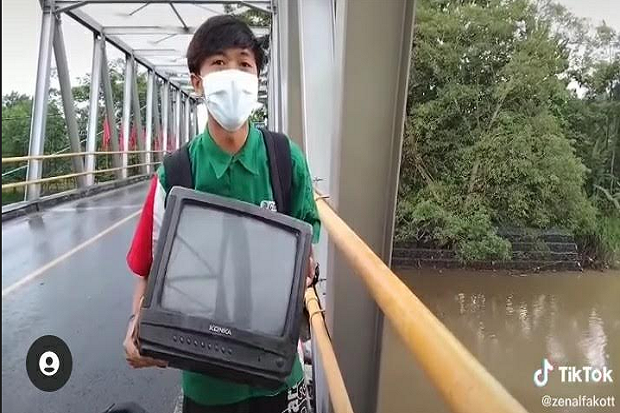Demi Konten, Pemuda Ini Nekat Cemari Sungai dengan Sampah TV Rusak