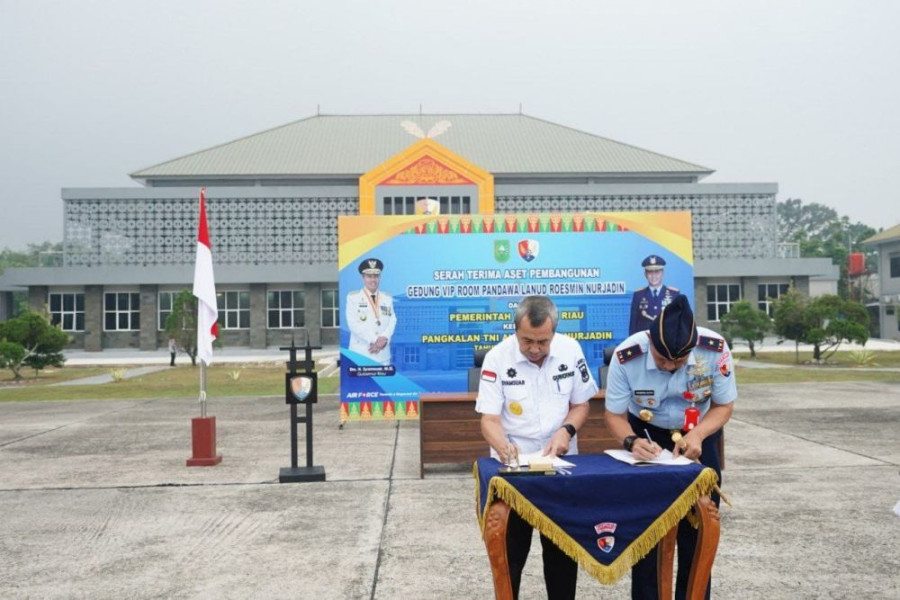 Gubernur Riau Serah Terima Aset Pembangunan VIP Room Pandawa kepada Lanud Roesmin Nurjadin