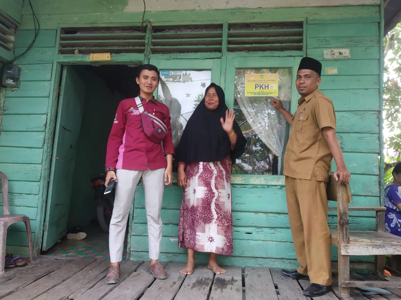 Lurah Teluk Pinang Sambut Baik Pemasangan Stiker PKH