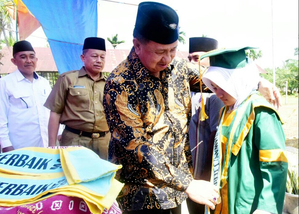 Rosman Malomo Hadiri Wisuda Siswa Madrasah Al-Huda Al-Ilahiyah