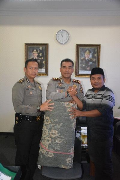 Polresta Pekanbaru Berikan Bantuan Karpet Untuk Komunitas Studi Quran