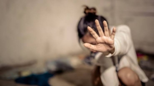 Diikat di Pohon, Dokter Tak Berdaya Saksikan Istri dan Putrinya Diperkosa 20 Pemuda