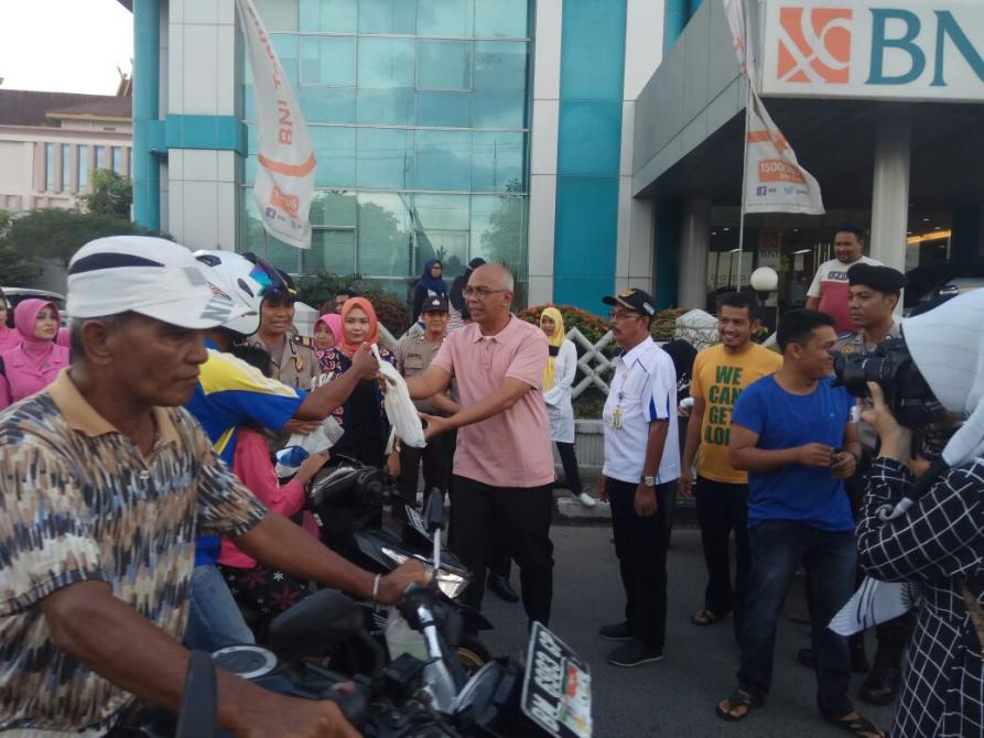 Pjs Bupati Inhil Bagikan Takjil Kepada Masyarakat