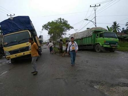 Warga Pertanyakan Pengawasan Atas Bebasnya Truk Bertonase Tinggi Merusak Jalanan Inhil