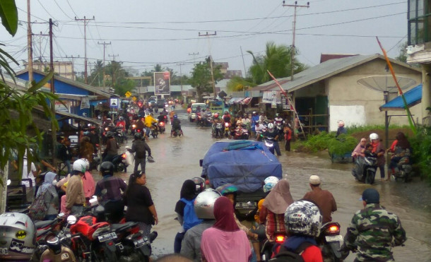 Banjir Rob Genangi Ruas Jalan Nasional Parit VI Tembilahan Hulu