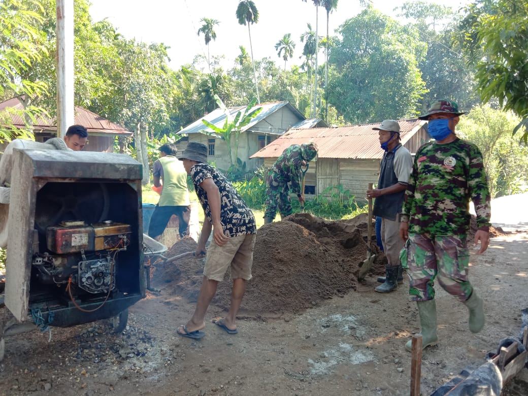 Satgas Pra TMMD dan Warga Terlihat di Desa Teluk Kiambang Terlihat Semangat dan Kompak
