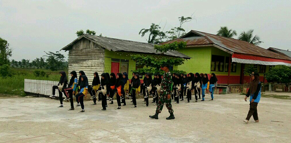 Ditengah Kesibukan, Satgas TMMD Kodim 0314 Inhil Luangkan Waktu untuk Siswa