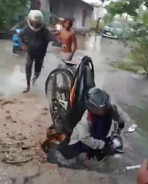 Terjang Banjir, Ibu-ibu di Kampar Jatuh dan Masuk ke Dalam Selokan