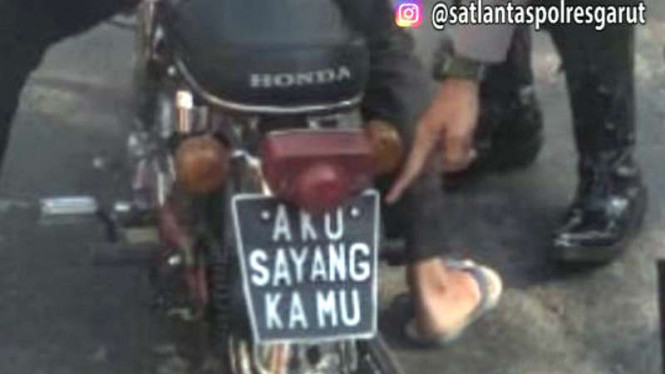 Jangan Ditiru Pemotor Pakai Pelat Nomor 'Gokil' Ini
