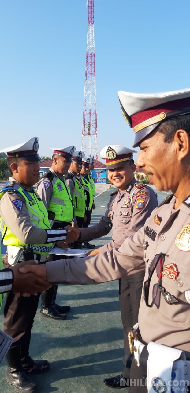 Kasat Lantas Polres Sergai Berikan Penghargaan Kepada Personil Berhasil Tangkap Pria Bawa Shabu