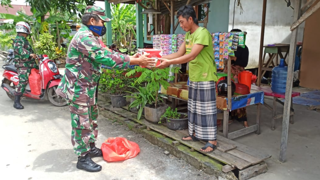 Berikan 50 Nasi Kotak, Kodim 0314/Inhil Rutin Berbagi di Hari Jumat Berkah