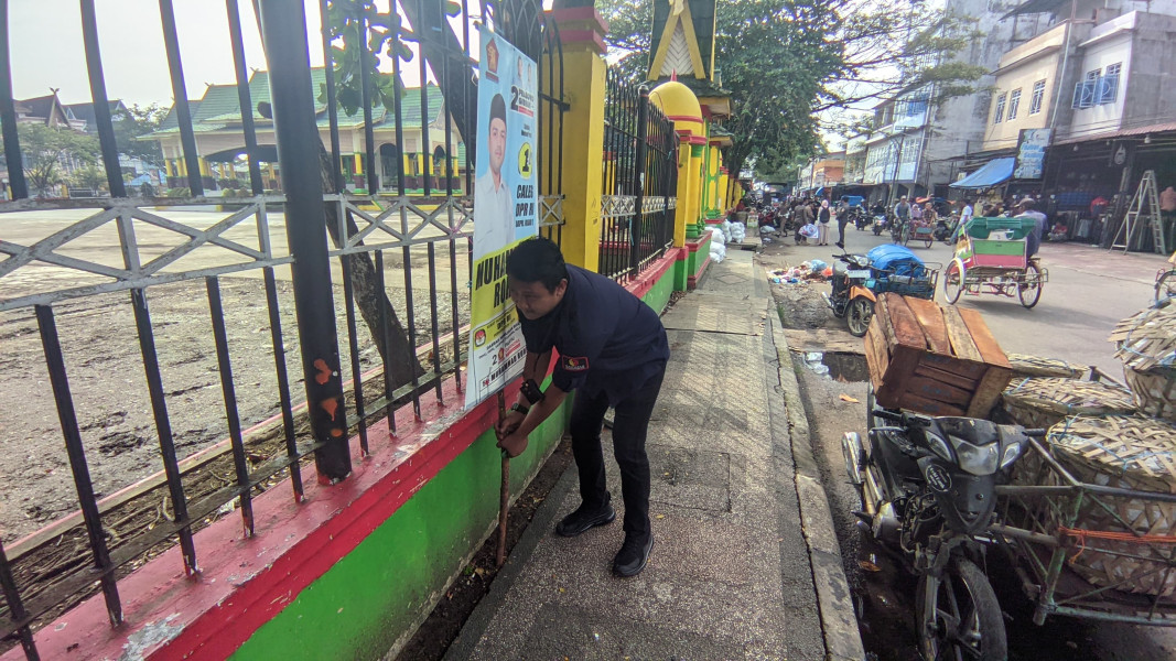 Baliho Caleg Terpajang di Titik Terlarang, Bawaslu Inhil Lakukan Penyitaan