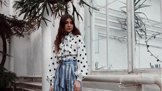 Inspirasi Tampil Keren Kenakan Busana Motif Polka Dots yang Kekinian
