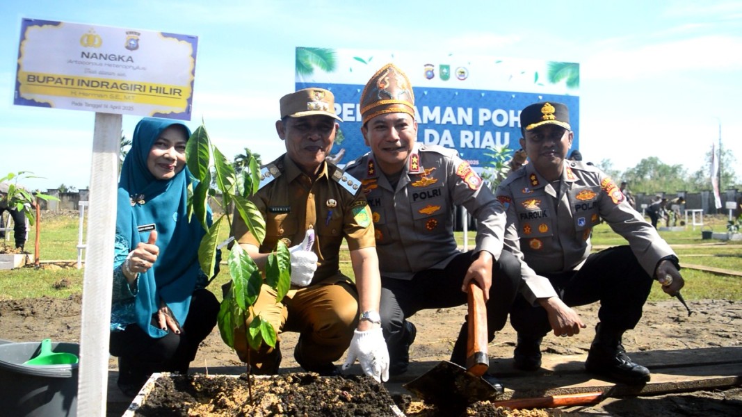 Tangkal Karhutla, Polda Riau Tanam Pohon Bersama Pemkab Inhil