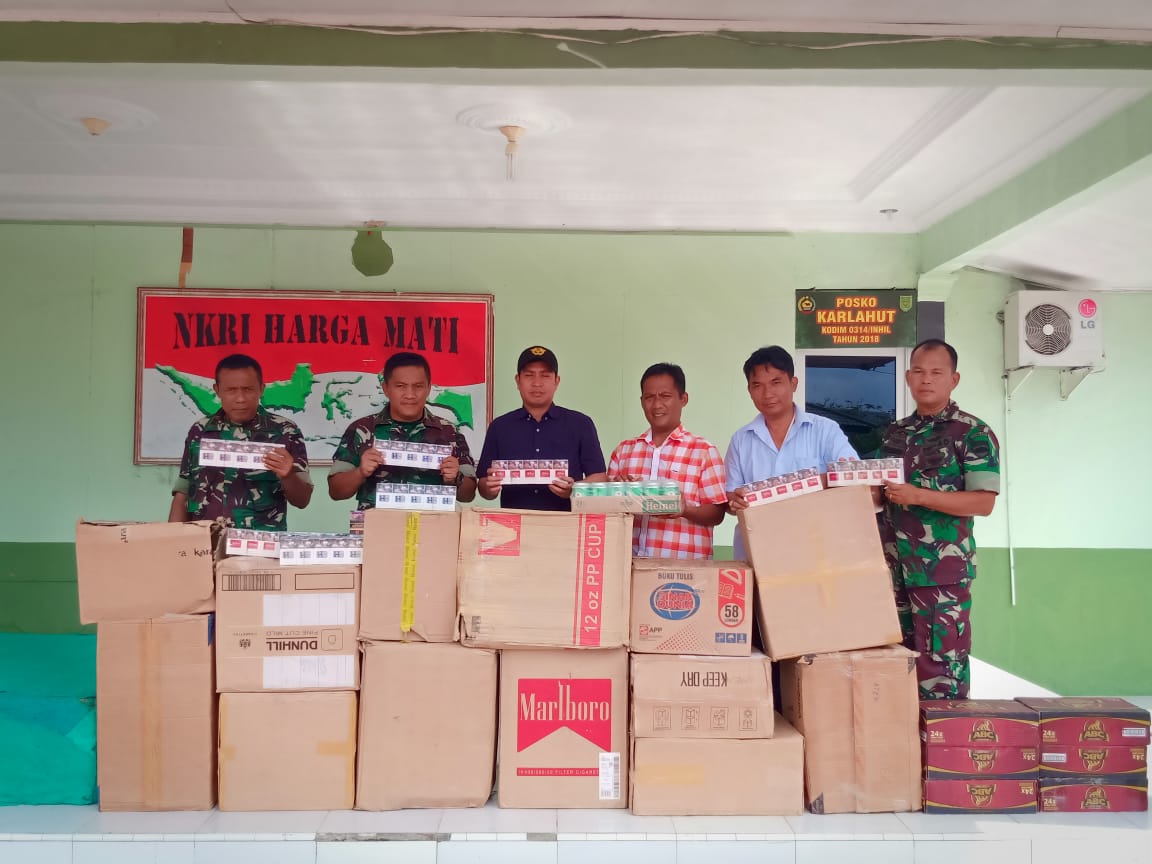 Kodim 0314/Inhil Serahkan Puluhan Kardus Rokok dan Minuman Keras Ilegal