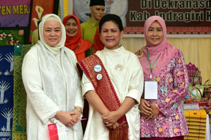 Singgah Ke Stand Dekranasda Inhil, Ibu Negara Tertarik Makanan 'Stick Kentang' Buatan Inhil