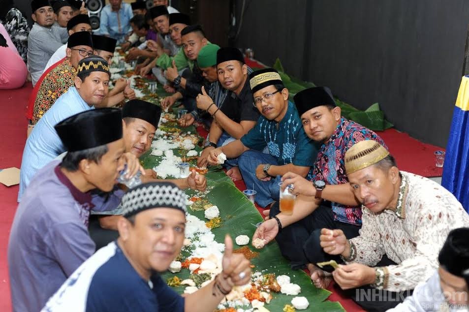 Buka Puasa Bersama, Anggota ISSI Inhil Makan Beralas Daun Pisang