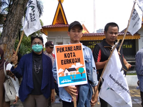 Banjir Pekanbaru Telan Korban Jiwa, Demonstran Tuntut Dewan Panggil Walikota