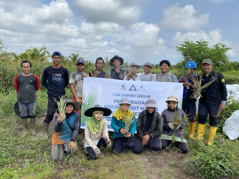 Komitmen Dukung Perkebunan, Sambu Group Serahkan 400.000 Bibit Nanas kepada Petani di Pulau Burung