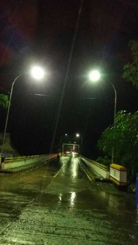 Setelah Sekian Lama Tanpa Penerangan, Akhirnya Jembatan Rumbai Inhil Penuh Cahaya
