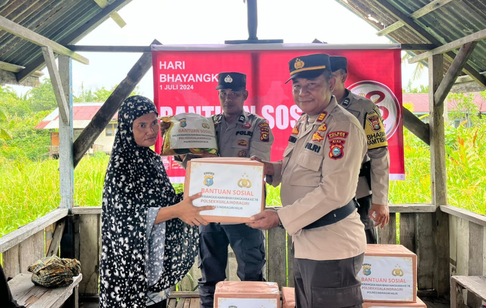 Sempena HUT Bhayangkara 78, Kapolsek Kuindra dan Jajaran Berikan Bansos untuk Masyarakat