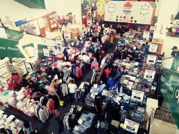 Pusat Perbelanjaan Pekanbaru Diserbu Warga