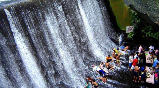 Sensasi Seru Makan di 'Bawah' Air Terjun